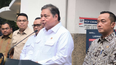 Menko bidang Perekonomian, Airlangga Hartarto di kawasan Cikini, Jakarta Pusat