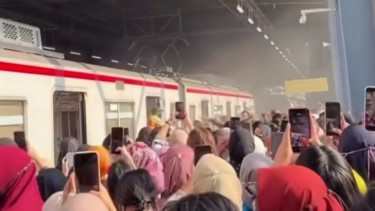 Rangkaian Commuter Line mengeluarkan asap buat penumpang panik