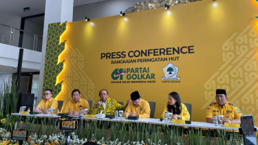 Ketua Penyelanggara HUT ke-61 Golkar Muhidin M Said dan jajaran Partai Golkar