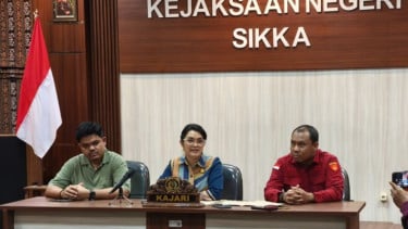 Kepala Kejaksaan Negeri (Kajari) Sikka Henderina Malo (tengah)