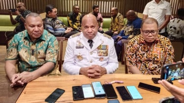 Gubernur Papua, Mathius D. Fakhiri (tengah)