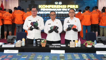 Plt Dirjen Imigrasi Yuldi Yusman (tengah)