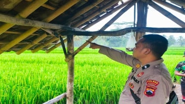 Polisi menunjukkan TKP bocah di Brebes tersambar petir