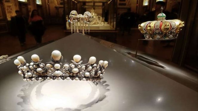 Mahkota Permaisuri Eugénie, istri Napoleon III, di Museum Louvre, Paris dicuri, Dari Mona Lisa hingga Pedang Raja Charles X, Lukisan asli Mona Lisa di Musée du Louvre, Keamanan Louvre Kembali Dievaluasi, Gema Perampokan Museum di Eropa