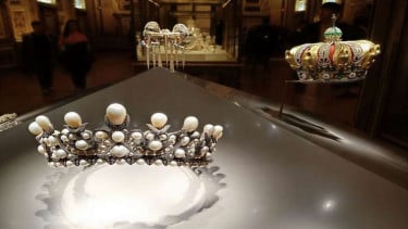 Mahkota Permaisuri Eugénie, istri Napoleon III, di Museum Louvre, Paris dicuri 