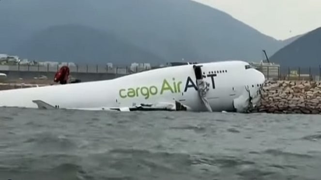 Pesawat kargo Emirates tergelincir terjun ke laut di Bandara Hong Kong