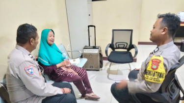 Polisi Antar Lansia Pikun Kembali ke Keluarganya di Jakarta Utara