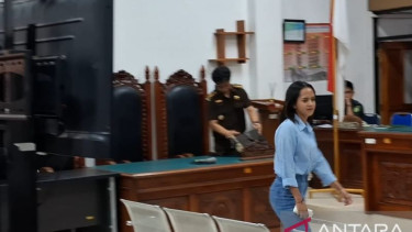 Stefani Heidi Doko Rihi alias Fani (21) saat memasuki ruang sidang di PN Kupang