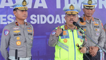 Kakorlantas Polri Irjen Agus Suryonugroho (tengah)