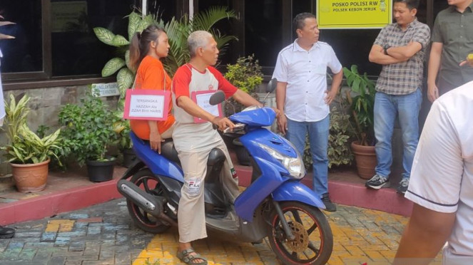 Rekonstruksi kasus pemotongan alat kelamin suami berinisial H oleh istrinya, 1. Rieke Diah Pitaloka Emosi, Teriak ke Purbaya Gara-gara Pesantren Ditagih PBB, 2. Sidak ke Pabrik Air Minum, Dedi Mulyadi Kaget Pas Tahu Sumbernya dari Sumur Bor, 3. Lama Tak Terdengar, PAN Beri Kabar Terbaru Eko Patrio dan Uya Kuya, 4. Cek Fakta: Menkeu Purbaya Tarik Rp71 Triliun Anggaran MBG, 5. Kronologi Suami di Jakbar Tewas usai Alat Kelamin Dipotong Istri Pakai Pisau Cutter, Sempat Nanya 'Kenapa Kamu Potong'