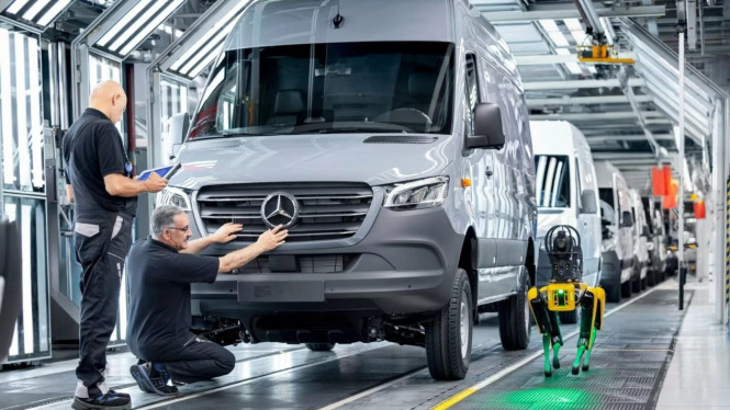 Kini Mercedes-Benz Gunakan Anjing Robot di Pabriknya!