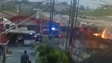 Kereta Api Harina tabrak Truk Trailer di perlintasan Kaligawe, Semarang, Jateng