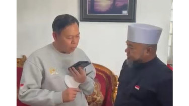 Ketua DPD RI Sultan Baktiar Najamudin (kiri)