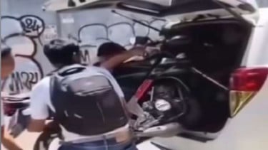 Mobil ambulans di Gowa digunakan untuk mengangkut motor
