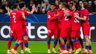 Pemain PSG merayakan gol ke gawang Leverkusen