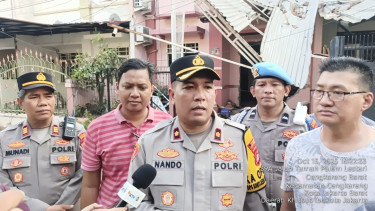 Kapolsek Cengkareng, Kompol Fernando (tengah)