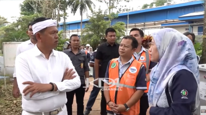Dedi Mulyadi  Sidak ke Pabrik Air Minum di Subang, 1. Rieke Diah Pitaloka Emosi, Teriak ke Purbaya Gara-gara Pesantren Ditagih PBB, 2. Sidak ke Pabrik Air Minum, Dedi Mulyadi Kaget Pas Tahu Sumbernya dari Sumur Bor, 3. Lama Tak Terdengar, PAN Beri Kabar Terbaru Eko Patrio dan Uya Kuya, 4. Cek Fakta: Menkeu Purbaya Tarik Rp71 Triliun Anggaran MBG, 5. Kronologi Suami di Jakbar Tewas usai Alat Kelamin Dipotong Istri Pakai Pisau Cutter, Sempat Nanya 'Kenapa Kamu Potong'