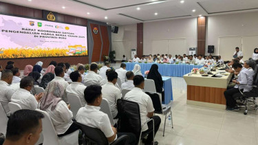 Rapat koordinasi Satgas Pengendalian Harga Beras 2025 di Mapolda Riau