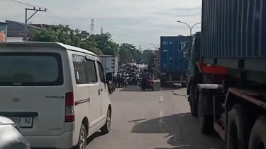 Kemacetan panjang di Jalan Kaligawe Semarang akibat banjir