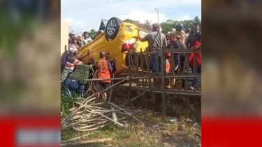 Warga merusak mobil diduga milik pelaku perampokan viral di media sosial