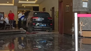 Mobil masuk lobby hotel usai menabrak pintu Hotel Tjokro Klaten, Jawa Tengah.
