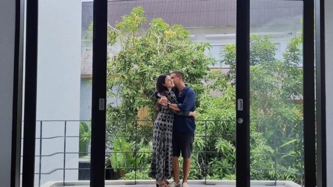 Raisa dan Hamish Daud, 1. Pernikahan Harmonis yang Kini Dihantam Isu Tak Sedap, 2. Unggahan Media Sosial Picu Spekulasi Perceraian, 3. Foto-Foto Romantis di Instagram Menghilang, 4. Jarang Muncul Bersama di Acara Publik, 5. Kabar Gugatan Cerai yang Heboh di Dunia Maya, 6. Rumor Tambahan: Masalah Bisnis dan Perbedaan Prinsip, 7. Keduanya Pilih Bungkam