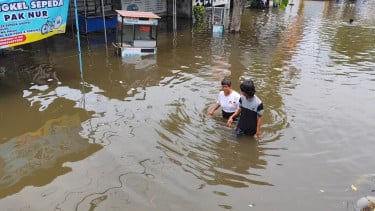 Warga terjang banjir di Jalan Kaligawe, Tambakrejo, Gayamsari, Kota Semarang