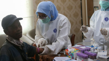 Petugas kesehatan mengambil sampel darah warga terdampak radiasi
