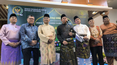 Ketua DPD RI Sultan B Najamudin (tengah) dalam acara konferensi pers welcome dinner Konvensi DMDI, di Kompleks Parlemen, Senayan 