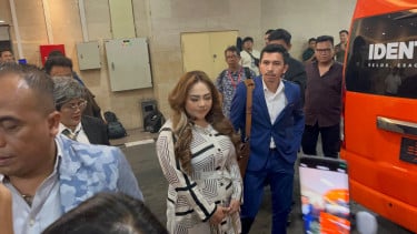 Selebgram Lisa Mariana (tengah)