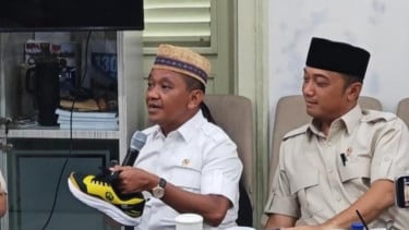 Momen Bahlil pamerkan sepatu kuning