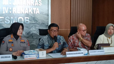 Dirreskrimum Polda Lampung Kombes Pol Indra Hermawan (kedua dari kiri)