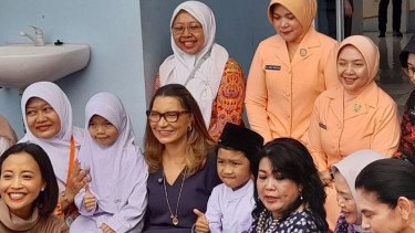 Ibu Negara Brasil Janja Da Silva (mengenakan baju berwarna biru)