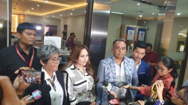 Selebgram Lisa Mariana (tengah)