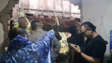 Tembok GOR KONI Jawa Barat di Cicendo Bandung ambruk timpa rumah warga