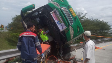 Bus Wisata Terguling di Tol Pemalang, 3 Tewas dan Belasan Luka-Luka