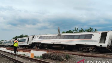 Kereta Api Purwojaya anjlok di dekat Stasiun Kedung Gedeh Bekasi