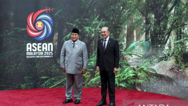 Perdana Menteri Datuk Seri Anwar Ibrahim (kanan) dan Presiden Prabowo Subianto