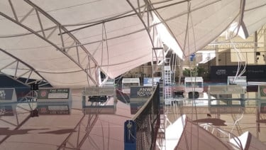 Atap lapangan padel di Meruya ambruk