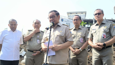 Gubernur DKI Jakarta Pramono Anung (tengah) di lahan RS Sumber Waras