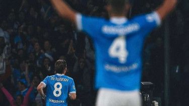 Pemain Napoli Scott McTominay rayakan gol