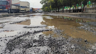 Lubang bermunculan di Jalur Pantura Kaligawe, Semarang, pascabanjir