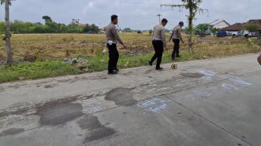 Ditlantas Polda Jateng dan Polres Sragen olah TKP tabrak lari satu keluarga