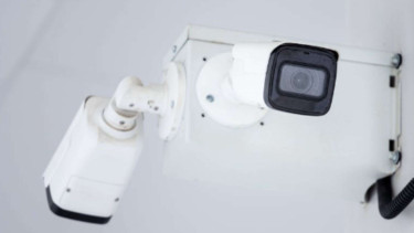 ilustrasi CCTV, Apa Itu Lensa F1.0 Super Konfokal?, Konsep Aperture Luas F1.0, Integrasi yang Sinergis dengan Sensor Gambar Berperforma Tinggi, Keunggulan Lensa F1.0 Super Konfokal pada Hikvision ColorVu, Performa Luar Biasa dalam Kondisi Low-Light, Akurasi Warna yang Tinggi dan Natural, Menjelaskan Lokasi Ideal untuk CCTV dengan Lensa F1.0 Super Konfokal, Area Perimeter dan Perbatasan Properti, Pintu Masuk dan Koridor yang Menerima Pencahayaan Minimal, Tempat Parkir Tertutup dan Garasi