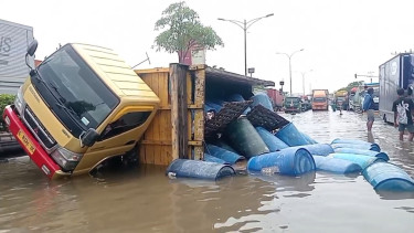 Truk terjungkal akibat lubang imbas banjir di Jalan Kaligawe Semarang