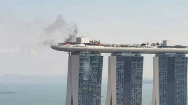 Asap hitam diduga dari kebakaran di atas Marina Bay Sands Singapura