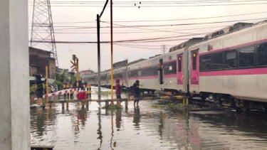 Banjir di jalur rel kereta api antara Stasiun Semarang Tawang-Stasiun Alastua
