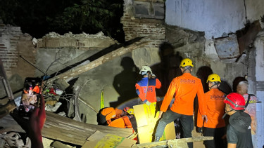 Petugas evakuasi korban rumah roboh di Semarang timpa satu keluarga