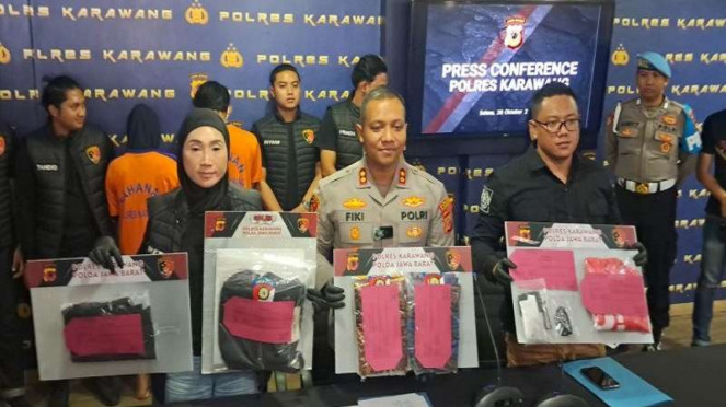 Polres Karawang merilis penangkapan sejoli pembuang bayi dengan mulut dilakban