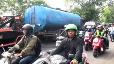 Penampakan truk tangki minyak goreng yang sempat terguling,
